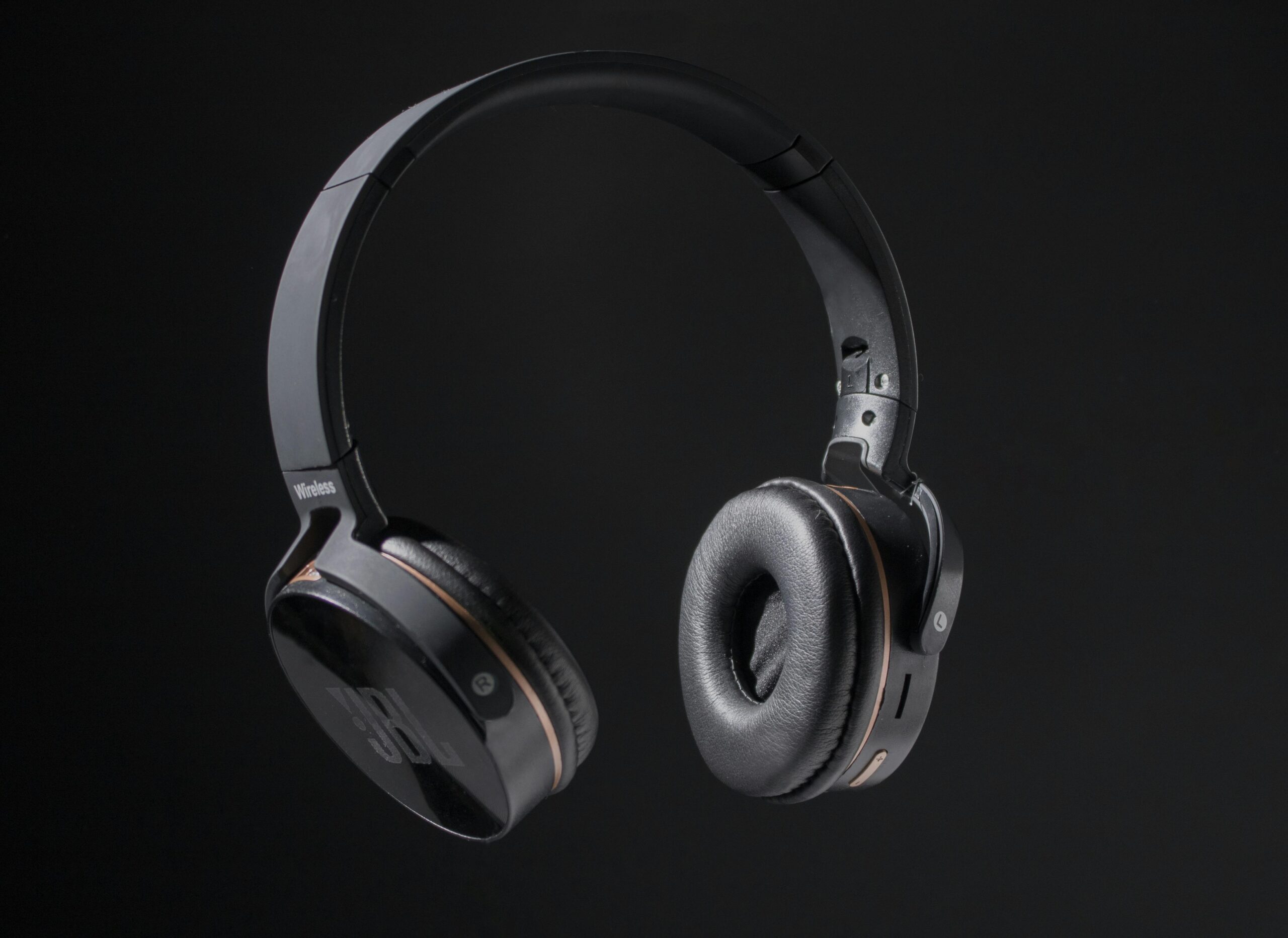 JBL Tune 510BT vs QCY T13: Qual Fone Comprar em 2026?